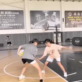 This kind of offensive and defensive is a bit confusing!  This is an offensive foul! #Basketball #streetbasketball #funny #playingbasketballgirl #ipandafashion 