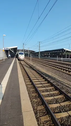 Was macht ein Lokführer wenn ein Kollege filmt? Richtig, krach 🤣 #eisenbahn #fy #lokführer #viral #dbfernverkehr #zug #deutschebahn #schnellzug #lovemyjob #foryoupage #intercityexpress #ice3neo 