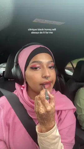 its actually a must have for everyone it suites all skin tones #blackhoney #cliniqueblackhoney #almostlipstick #tiktokshop #makeupfinds #makeupfinds #altpoc #uk 