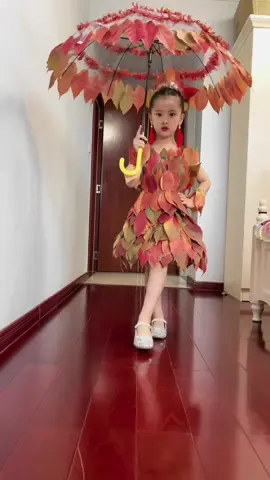 Mom uses leaves to make dresses for her daughter and has a different fashion show  #designs #fashion #tiktok #foryou 
