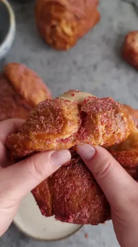 Cruffin noisettes  Une gourmandise hybride d'un croissant et d'un muffin, à base d'une pâte feuilletée levée. La cuisson se fait en moule pour lui donner l'allure d'un muffin américain. Composition : • Une pâte à croissant  • Garniture :140g de chocolat blanc, 60g de pâte 100% noisettes @prozis  -10% avec  le code CELIAOEG sur prozis.com  ________________________  🇺🇸 hazelnut cruffins  A hybrid delicacy of a croissant and a muffin, based on a leavened puff pastry. Baking is done in a mold to give it the look of an American muffin. Composition : • A croissant dough • Topping: 140g of white chocolate, 60g of 100% hazelnut paste @prozis  #cruffin #croissant #muffin #kinderbueno #hazelnut  #PromotedbyProzis #prozis #prozisfrance #caramel #exceedyourselfL #noisettes 
