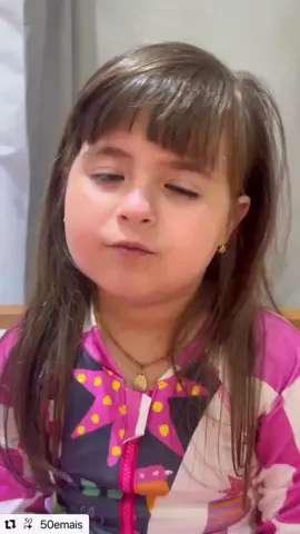 Essa menininha, Juju Teófilo, cearense, é um fenômeno. Ela tem mais de quatro milhões de seguidores. Com sete anos, é uma artista consumada. Engraçada, criativa, adulta, criança, ela chama atenção pelo jeito gostoso de falar e pelos conselhos que dá. Olha essa a mensagem dela:  #site50emais #50emais #jujuteofilo #influencer #criança #seteanos #engraçada 