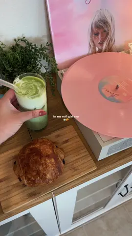 In my soft cozy girl era, or should I say lover era 🫶🏻 haha i had a matcha oatmilk wiyh cold foam from starbs yesterday and it was $7.70 and i was like dang i can make this at home so thats what i did today 😂  Cold foam recipe: 1:1 heavy cream and oat milk or whatever milk you want + 2 tbsp vanilla syrup 😋 #cottagecore #cozytok #fyp #loverera #cozycore #cozyaesthetic #fallvibes #foryou #cozyvibes #cozy #softgirlera 