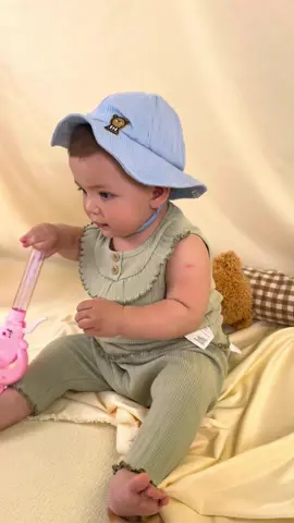 The eight-month-old baby will still fall down when sitting. The comment section says when everyone's baby can sit steadily🥺🥺🥺Pure plant-dyed organic cotton baby clothes🥰🥰🥰 #baby #babies #babiesoftiktok #babyfunny #babyfunnyvideo #babysit #babycutevideos #babyclothing #senseng #clothes #fyp 