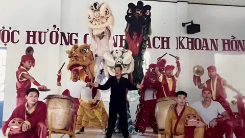 Thú chơi độc lạ của gi.a.ng h.ồ Hải Bánh Vào năm 2010, trong chương trình chào đón 1000 năm Thăng Long - Hà Nội, Hải Bánh được cán bộ tr.ạ.i gi.a.m tin tưởng giao cho dàn dựng chương trình văn nghệ. Theo nội quy của tr.ạ.i, các ph.ạ.m nhân cải tạo khá, tốt mới được tham gia, nhưng Hải Bánh thì lại khác, anh đề nghị cho những người có tư tưởng kém, hay g.ây r.ối tham gia vào chương trình văn nghệ để từ đó họ nhận ra mục đích cuộc sống mà cải tạo cho tốt. #xuhuong #viral #haibanh #giangho #gianghochinhhieu #gianghovietnam 