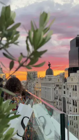 Cómo te extraño madrid 💔 #madrid #rooftops #azoteamadrid #sunset #beautifuldestinations 