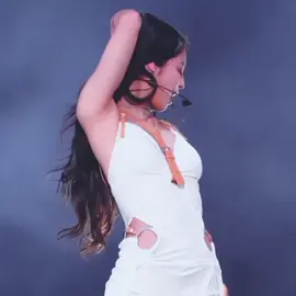 Jennie clips hyde park 2023 she’s so hot #fyp #jennie #jenniekim #prettysavage #kpop #blink #blackpink #hydepark #clip #fancam 