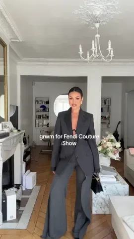Que pensez vous du look ? Un enorme coup de coeur 🖤 #grwm #TikTokFashion #fendi #parisfashionweek  