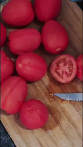 Aprenda a fazer o seu proprio Ketchup! 🍅Um ketchup caseiro, saudável para você aproveitar com a família, amigos... Você vai precisar de: 10 tomates médios picados 2 colheres (sopa) açúcar demerara 1/2 colher chá molho pimenta ou a gosto 2 colheres de sopa de vinagre (30 ml) 1 colher (chá) de sal Modo de preparo: 1. Higienize os tomates e faça um corte em X na parte inferior. Leve ao fogo por 20 segundo e coloque em uma bacia com água gelada por mais 20 segundos. Depois é só puxar a casca. Esse choque térmico serve para retirar a casca com facilidade.  2. Corte os tomates ao meio e retire as sementes. Em seguida, corte em cubos. 3. Leve os tomates a fogo médio durante 40 minutos. Vá mexendo para não queimar. Se precisar adicione um pouquinho de água. 4. Espere esfriar um pouco, transfira os tomates e o restante dos ingredientes e bata tudo no liquidificador. 5. Pronto! Agora é só aproveitar na batata, no lanche, no snack... Rende 10 porções  Você pode armazenar na geladeira por 7 dias. Gostou da receita? Compartilhe com alguém que vai dividir esse ketchup com você. #ketchup #receita #saudavel #receitafit #comida #nutricao 