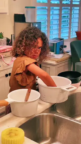 My hard working lady #helper #kelseyandkobe #raisingkobe #growingwithkelsey #choresinthishouse 