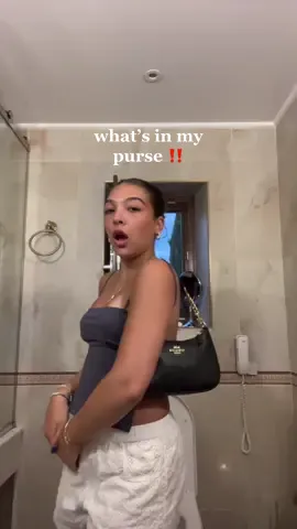 hey ik u didnt ask but here is my purse and the shit inside 😽 #whatsinmypurse 