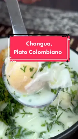 CHANGUA COLOMBIANA ⬇️Ingredientes⬇️delicioso y fácil de preparar [COMIARTE 2023] #colombiano  Hoy les muestro cómo preparo changua en mi casa , queda riquísimo. Ingredientes: -Agua (500 ml) -Leche entera (500 ml) -Cebolla larga o puerro (1 tallo) -Ajo (1 diente) -Cilantro (1 manojo) -Pan baguette / tostadas/ calados  -Sal al gusto Preparación: Picamos la cebolla larga, cilantro y un diente de ajo, en una olla colocamos 500 ml de agua y 500 ml de leche entera, llevamos a fuego medio y agregamos el ajo y la cebolla picada, y la mitad del cilantro picado y sal al gusto. Agregamos 1 cucharada de mantequilla y  mezclamos, cuando empiece a hervir bajamos el fuego y agregamos uno por uno los huevos que quieras cocinar, yo agregué 4. Cocinamos los huevos unos 5 minutos y mientras se cocinan , yo alisto un pan baguet o en dado caso cálao o tostadas.  Ponemos el pan en un plato hondo y agregamos la changua por encima, para que derrita el pan, el cilantro que sobró lo colocamos en este último paso y listo, a disfrutar de este rico plato colombiano. #ricorico #changua #delicious #leche #huevos 