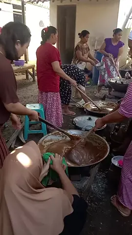 ini adat di desaku 5 hari sebelum acara pernikahan mesti buat dodol yg bantuin para sodara dan tetangga sekitar 😊 #dodol #nikahanbuatdodol #adatmadura #fyp 