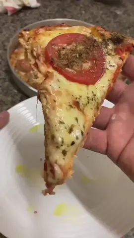 PIZZA CARNÍVORA🍕 ✍️ A massa é assim: - 300g de peito de frango desfiado  - 3 ovos - 100g de queijo ralado 🥣 Misture tudo e coloque numa forma de pizza untada e polvilhada com farinha de linhaça, e leve ao forno pré-aquecido por mais ou menos 20min. 🧀 Recheio: - Molho de tomate sem açúcar - Queijo mussarela - Queijo gouda - Tomate - Orégano 😉 Instruções de preparo conforme o vídeo!!! 🚨 Quer emagrecer e não sabe por onde começar! Comente 