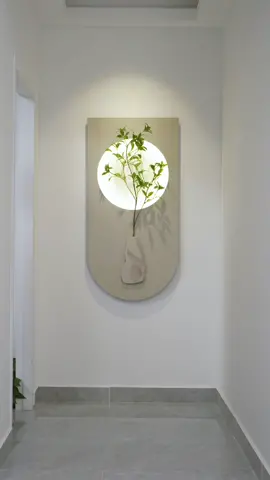 Tranh treo tường đơn giản kết hợp ánh sáng đèn và cành cây tạo điểm nhấn không gian ngôi nhà