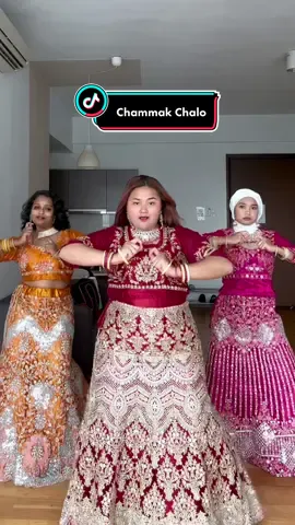 Angin tu sangat membantu rasa macam rani mukerjee🤭Beautifull lehenga by @Yaya Amran 😍#wiwinbollmixdance #wbdteam #chammakchallo 