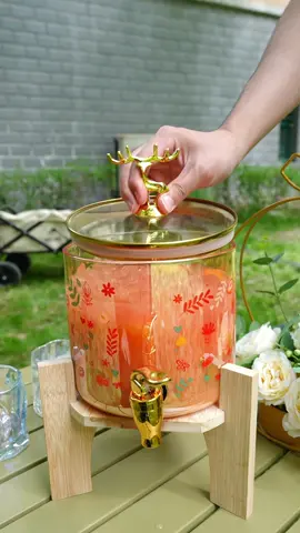 Chiếc bình cần cho những cuộc dui cuối tuần, pha chế được đủ loại đồ uống. Bình chịu được nhiệt có kèm luôn đế gỗ, vừa tiện, vừa sang. #binhthuytinhcovoi #binhthuytinhdep #phachedouong #nuocdetoxthanhloc #tiktokgiaitri 