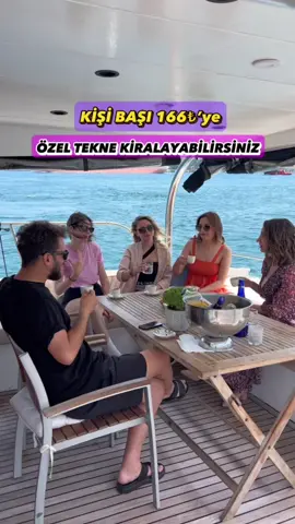 🥳Kişi başı 166₺’ye özel tekne kiralayarak boğaz turu yapabilirsiniz. Gitmeliyiz dediğin kişiye göndermeyi ve kaydetmeyi unutma 🥳 çünkü çok işininize yarayacak 🎈Çok merak ettiğinizi biliyorum, hikayede paylaştığımdan beri o kadar çok soru ve talep oldu ki videoyu hemen hazırladım.  💫Fiyat ve konsept detaylarına geçmeden önce ben kısaca kendi deneyimimizi anlatayım size, Bebek Sahili’nden 6 kişi olarak @bosphorusyachts bosphorusyachts ‘tan kiraladık teknemizi çünkü fiyatı çok uygundu. Masada gördüğünüz, kuruyemiş, meyve tabağı, soda,meyve suyu, çay, kahve hepsi ikram. İkramsiz tur seçeneği de mevcut o turda bile çayı kahveyi ikram ediyorlar. Dışarda içtiğimiz çay, kahve parasından daha azına tekne kiralamak kulağa inanılmaz geliyor :) 💫Arkadaş gruplarınız varsa fiyat çok çok makul hatta bedavadan biraz pahalı denecek türden fakat grup olmasanız bile yine fiyat tekne kiralama piyasasına göre çok çok uygun.  🥳 Harika bir deneyim oldu bizim için mis gibi boğaz turu yaptık. Siz de uygun fiyata ve kaliteli bir boğaz turu yapmak istiyorsanız burayı mutlaka değerlendirin çünkü normalde 200-300 kişilik vapurlarda boğaz turu yapmaya kalktığında 150₺ ödüyorsunuz  o yüzden özellikle arkadaşlarınızla bir arada keyifli vakit geçirmek için burası bulunmaz nimet ☺️ 💰Gelelim Fiyatlandırmaya :)  🟠6-12 kişilik ikramsız tur ( burda bile çay kahve ikram ediliyor) 12 kişi katıldığınızda  kişi başı 150₺’ye geliyor  🟠6-12 kişilik ikramlı tur (meyve tabağı,meyve suyu,soda,kuruyemiş, çay,kahve hepsi ikram ediliyor) 12  kişi katıldığınızda kişi başı 166₺’ye geliyor. 🟢1-6 kişilik ikramsız tur ( burda bile çay kahve ikram ediliyor)  6 kişi katıldığınızda 266₺ oluyor.  🟢Bizim katıldığımız paket  6 kişilik ikramlı turdu (meyve tabağı,meyve suyu,soda,kuruyemiş, çay,kahve hepsi ikram ediliyor )  Kişi başı 300₺ ödedik. Hafta içi, hafta sonu,saat aralıkları fiyatları hakkında detaylı bilgi için bosphorusyachts ile iletişime geçebilirsiniz.  💫Ben size elimden geldiğince anlatmaya çalıştım umarım sizler içinde yararlı olur ☺️ 📍Bebek Sahil’deki Starbucks’a 3-4 dakika yürüme mesafesindeki alandan kalkıyor tekne #reklamdegildir #tekneturu #istanbuldagezilecekyerler 