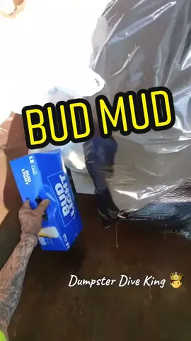 Found beer 🍺 😲  Wait for the last dumpster!!  Do Not attempt I'm 21 and a trained dumpster diver!!🤴  #dumpsterdiveking #dumpsterdiving #dumpsterdiver #beer #budlight #party 