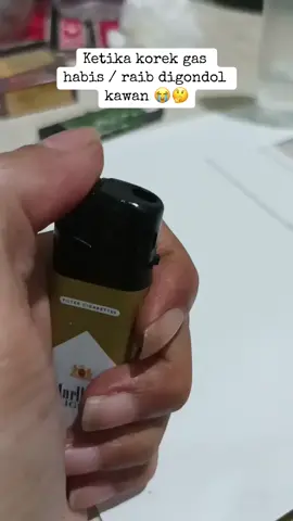 Jangan patah arang jika kita akan membakar sesuatu, disaat korek api atau korek gas habis semua, atau korek gas raib diambil kawan, pasti kalian pernah mengalaminya kan 🤣😅 mari simak video singkatnya.  #korekapi #korekgas #rokok #bakar 