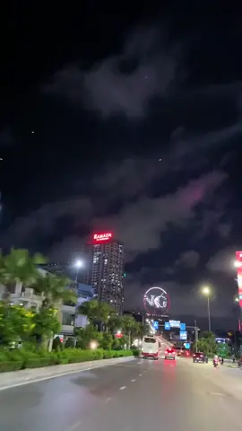 Xe máy ngắm đường phố Hạ Long về đêm vẫn là OK!