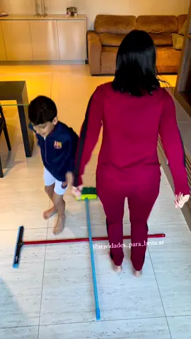 Férias e essa brincadeira será ótima para entreter as crianças e trabalhar o ritmo, coordenação motora grossa, orientação espacial, equilíbrio e atenção. Já salve essa ideia e compartilhe com as famílias que vai precisar de ideias para brincar com as crianças em casa! 😍😍 #desenvolvimentoinfantil #paisefilhos #brincandoeaprendendo #brincandocomfilho #ideiasincriveis #educaçãoinfantil #brincando 