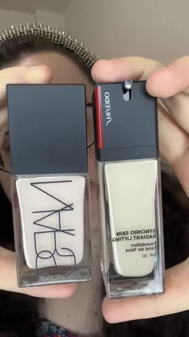 Comparando as base Nars Light Reflecting X Shiseido Synchro Skin Radiant Lifting 💜 #base #maquiagem #nars #shiseido #baseshiseido #basenars #narslightreflectingfoundation #shiseidoskincare #shiseidosynchro #shiseidosynchroskin #shiseidosynchrofoundation #makeup #beleza #comparacao #comprinhasonline #comprinhas #compras #oslo #comprasdemaquiagem #comprinhasdemake #lightreflectingfoundation #makeuptiktok #makeuptutorial #makeuphacks #tutorialdemaquiagem #dicasdemaquiagem 
