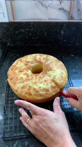 Bolo mangulão  . 1 xicara de óleo  1 xícara de leite 1 xícara de queijo mussarela ralado  3 xícaras de polvilho doce  3 ovos  1 colher de fermento  1 pitada se sal . #bolomangulao  #bolomangulão #bolofacil  #confeitariadesucesso #bolocafedatarde  #bolocaseiro 