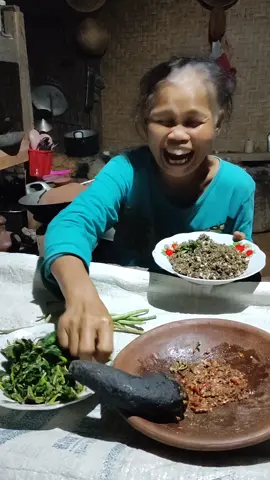nasi tiwul, sambel terasi, kulupan daun kates, daun singkong, lalapan kacang panjang #simbok #makanandesa #mukbang #mukbangeating #mukbangeatingshow #viral #fyp 