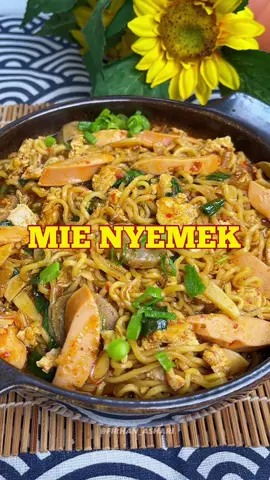 Membalas @Suc🧚🏻‍♀️♓️ MIE NYEMEK🍜 enak enak enak banget! Kalo kalian mau recook ini harus segera langsung di makan yaa, pas anget anget🥰 🔽RESEP🔽 MIE NYEMEK BAHAN: 2 bungkus mie instant goreng 4 siung bawang merah iris 3 siung bawang putih iris 1 butir telur 500ml air 1 buah sosis 2 buah bakso 1 batang daun bawang 3 sdm kecap manis 1 sdt kaldu bubuk 5 lembar sawi hijau 6 lembar daun seledri BUMBU HALUS: 5 buah cabe merah keriting 4 buah rawit 2 butir kemiri