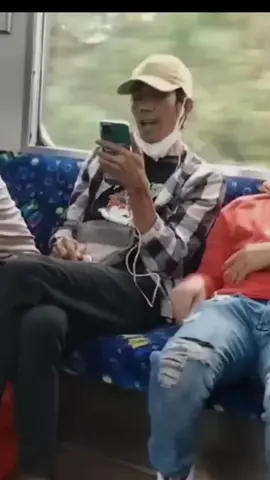 Bang, sini cerita kalau ada masalah! Seorang pria yang potretnya diunggah akun TikTok lahhh..aku_nia ini nampak percaya diri menyanyi di dalam Kereta Rel Listrik (KRL). Mengenakan earphone, ia terlihat santai menyanyikan lagu berjudul Yank milik Wali Band dengan nada kuat, serasa sedang konser. Entah apa yang membuatnya bernyanyi sangat kuat, tapi ia begitu enjoy dan menikmati dunianya, yang lain cuma ngontrak! #krl #fypシ゚viral #meme #funny #lucu #sabar #comment #likes #foryoupage 