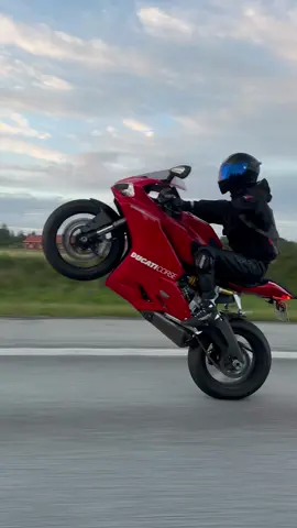 This the best lifestyle 😴 📸@450Pedersen #ducati #panigale #bikelife #wheelie #bikerboy 