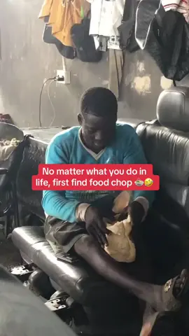 But how many Akara this guy squeeze inside that breaf 😂 #pulsenigeria #nigeria #pulseviral #nigeriantiktok🇳🇬 #food 