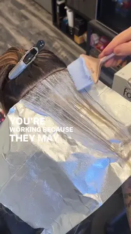 How to foilagami: when you use extra large pop up foils you can fold them in so many ways to cover lots of head space. What’s your favorite way to fold? @productclub extra large pop up foils,clips,color brush,color bowl and color melting brush @ruskhaircare color . . . #productclubpro #haircolor #haircolorspecialist #haircolorists #hairtutorial #haireducation #ittakesapro #licensedtocreate #hairbrained #modernsalon #beautylaunchpad #rusk #ruskcolor #denverhair #denverhairstylist #denverhairsalon #coloradohairstylist #coloradohairsalon 