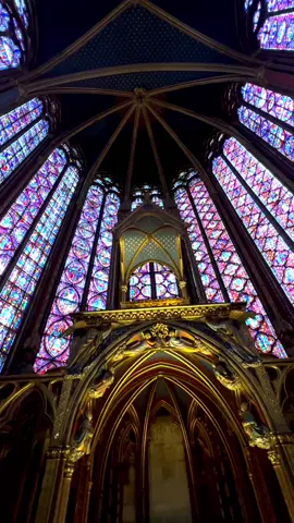 Una de las capillas mas impresionantes que existen esta en Paris y se llama Sainte Chapelle #paris 