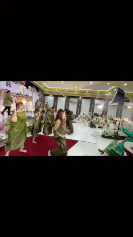 Bridesmaids segumbrang, ada lawan? Wkwkk #rungkad #bridesmaids #weddingdanceperformance #groomsmen 