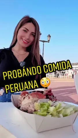 Probándo comida peruana 😳  chanchito al palo 🐷 #comidaperuana #comida #foryou #karenpaniagua #fyp 