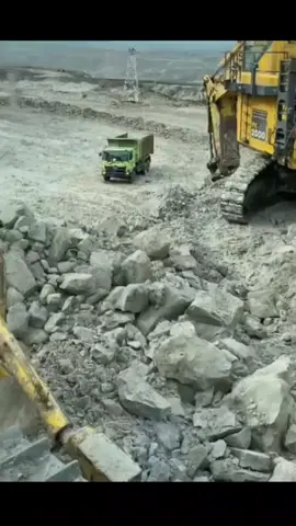 nhìn tưởng 2 chiếc xe đồ chơi 😂😂😂 #xuhuong #excavator #mayxuc 