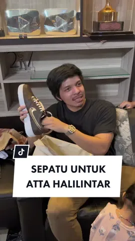 Memang kalo Sultan bikin sepatu gak maen-maen! Bang @Atta Halilintar bikin sepatu dari tas yang harganya 40Juta! Kira-kira, siapa lagi yang cocok pakai sepatu begini? Tag ya orangnya di comment! #attahalilintar #lvcustom #customlvforces #customlv #customsepatu #customsneakers #customshoes 