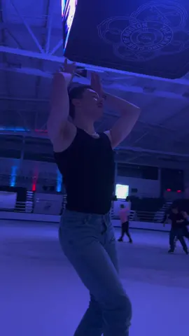 DANCING QUEEN💖⛸️🌈🕺🏻🍾@ABBA #dancingqueen #abba #80s #80smusic #gay #lgbt #yurionice  camerawoman @shanooski 