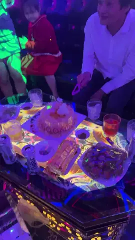 cảm ơn 2 em tặng 2 món quà ý nghĩa Happy Birthday
