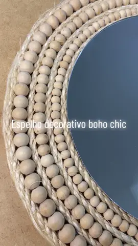 Espelho decorativo boho chic, confeccionado artesanalmente com sisal natural contas de madeira e vidro cristal.  MEDIDAS:  20 cm espelho  30 cm diâmetro total. Com carinho, @candace_atelie 👑🎭 #rustico #artesanal #decoracao  #artesanatodeluxo #bohochic #feitoamão #espelhoboho 