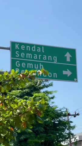 Coba Tebak ini Palang Pintu Perlintasan Rel Kereta Api dimana ? 😅 Kamu pernah lewat sini belum ?  #keretaapi #keretaapiindonesia #palangpintukeretaapi #weleri #sukorejo #gemuhkendal #pegandon #kaliwungukendal #kendal #jawatengah 