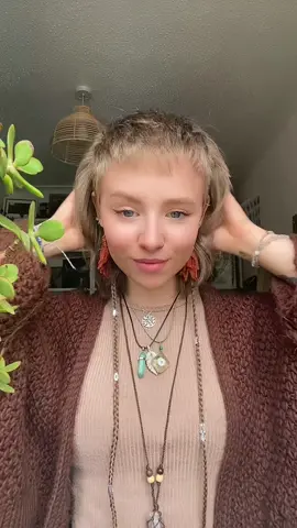 #hippietok🧝🏽‍♀️🌑🌿🌄 #mulletgirl #pixiecut #mulletstyle #ratstail #hippiehairstyle #uniquehair #hippiehairstyle 