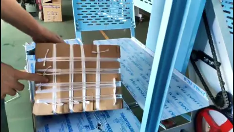 Semi-automatic binding machine Suitable for corrugated box factory, express packaging, electronic product packaging. #paper#packing#corrugated #papercraft#paperbox#postbox #shippingbox#postbox#packagingdesign#packagedesign#packagingides#foodpacking#packandgo #box#packing#best#live
