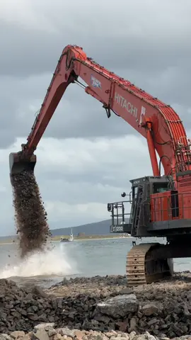 One of Foyle & Marine Dredging’s Hitachi EX1200s working on a new breakwater. We’ll have the story in the magazine soon.  #foyleandmarinedredging #construction #dredging #hitachi #excavator #hitachiex1200 #longreachexcavator 