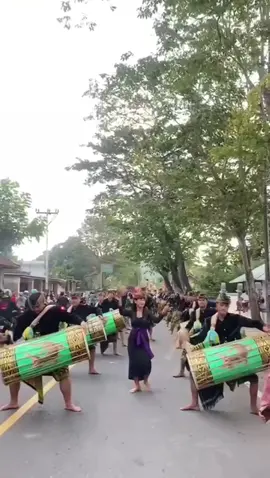 Gendang Beleq adalah alat musik tradisional yang dimainkan secara berkelompok. Gendang Beleq berasal dari Suku Sasak, Lombok, Nusa Tenggara Barat, Indonesia. gendang beleq ini hanya ada di acara² nikahan yang biasa dijumpai dilombok.  #fyp #culture #sasak #lombok #foryoupage #fypage #sasaklombok #4u #adat #budaya #indonesia #fypシ 