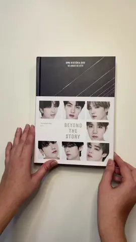 BEYOND THE STORY: UMA HISTÓRIA DOS 10 ANOS DO BTS está no mundo, galera! O livro foi lançado no dia 09/07 e tá a coisa mais linda!  Vem cá que eu te mostro uns spoilers dessa edição incrível! #BTS #beyondthestory10yearrecordofbts #beyond_the_story
