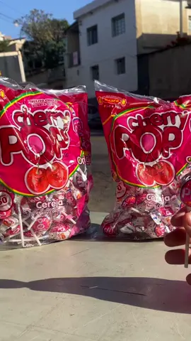 Cherry Pop Cereja Perfeito para usar em decorações de mesas de festas, compor lembrancinhas de aniversário, tornando tudo mais colorido, com um toque único e especial!  Embalagem contendo aproximadamente 50 unidades. #sams #balas #pirulitos 