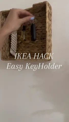 | IKEA HACK | Easy KeyHolder 🗝️ Crea tu propio KeyHolder con el servilletero de rafia de Ikea y unas alcayatas 🙈 Solución low cost y sencilla ❤️ Te animas ?  #ikeahack #ikeahacks #ikeadiy #ikeafinds #ikealovers #ikeamusthaves #ikeadiys #ikeadiyproject #keyholder #DIY #diyhomedecor #diyprojects #diyprojectsideas #homedecor 